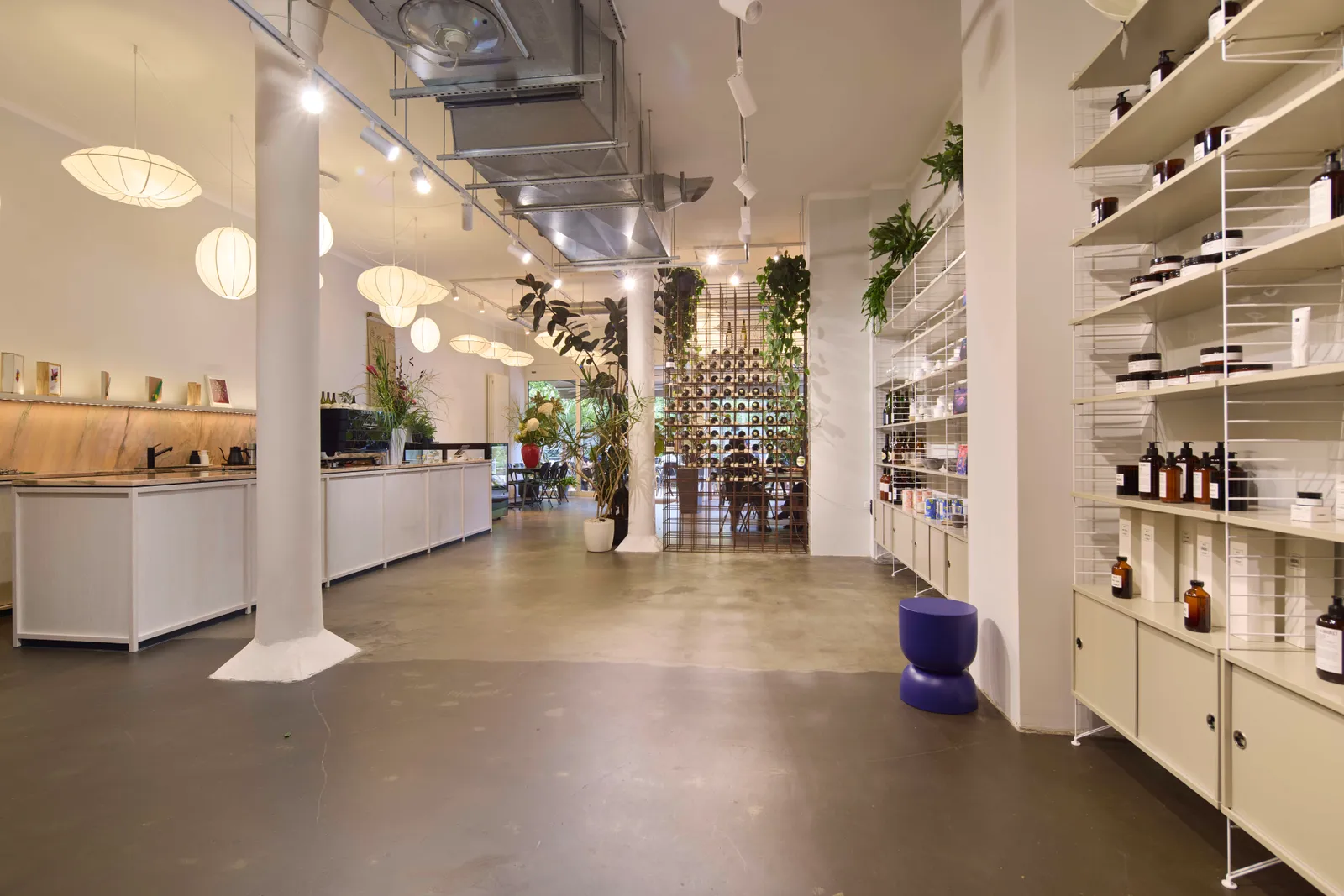 Innenraum des Allégresse Conceptstores mit Café und Marktplatz